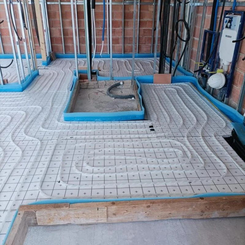 Instalación completa de fontanería con sala de máquinas y de suelos radiante.