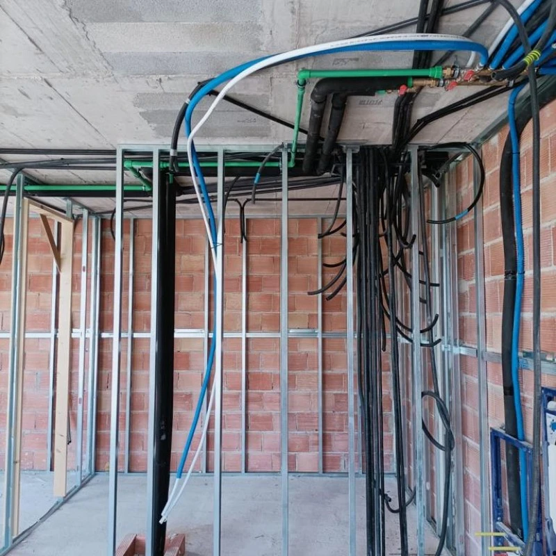 Instalación completa de fontanería con sala de máquinas y de suelos radiante.