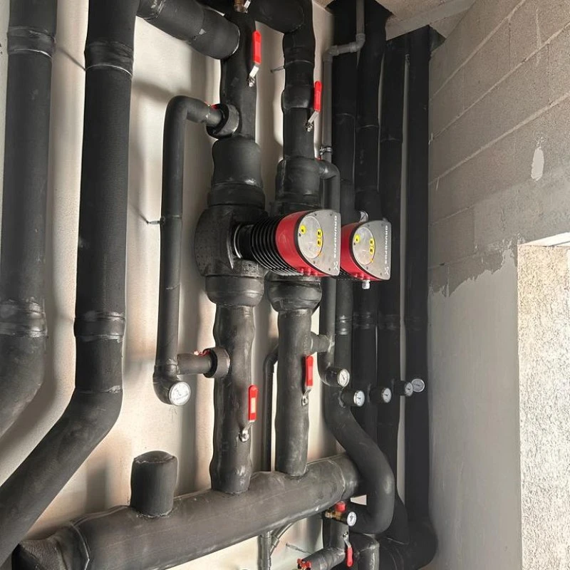 Instalación completa de fontanería con sala de máquinas y de suelos radiante.
